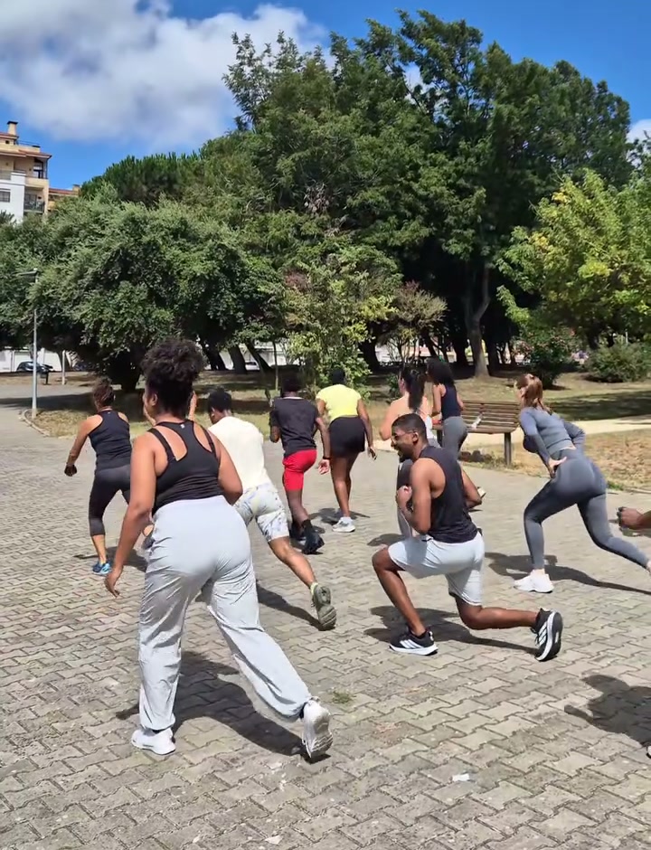 Grupo a fazer o aquecimento no parque