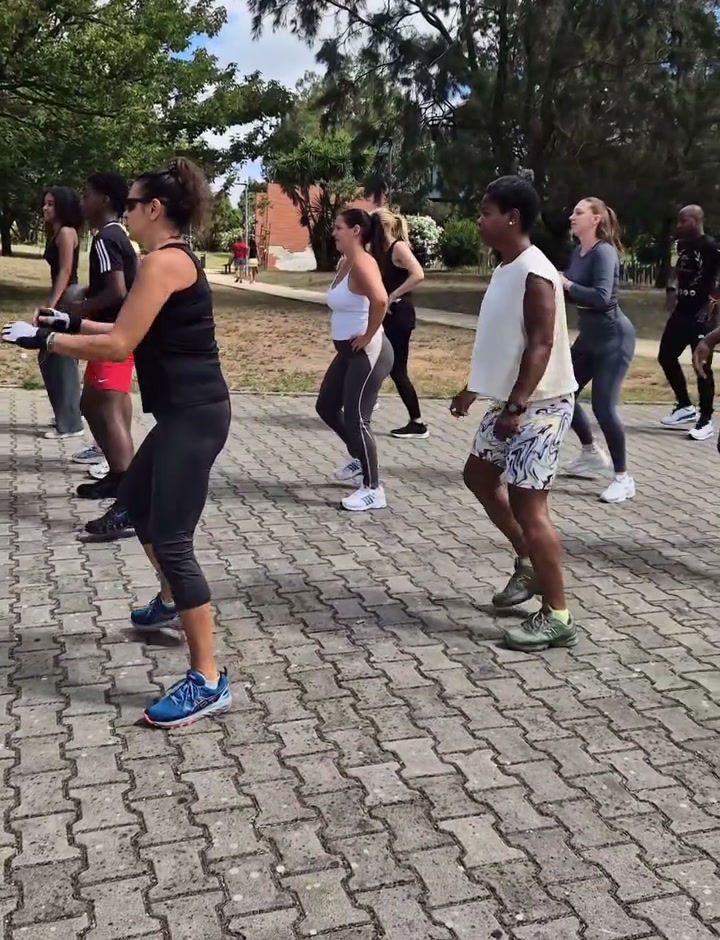 Grupo em exercício de cardio e coordenação