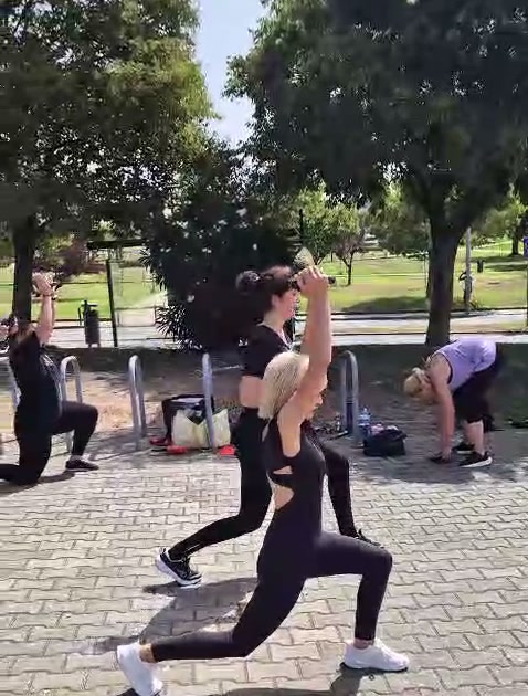 Participantes em estações de treino no parque